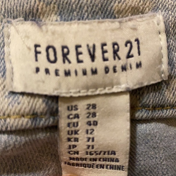 ✨NEW✨FOREVER21 LIGHT BLUE JEANS WITH WHITE DAISIES - Picture 11 of 14